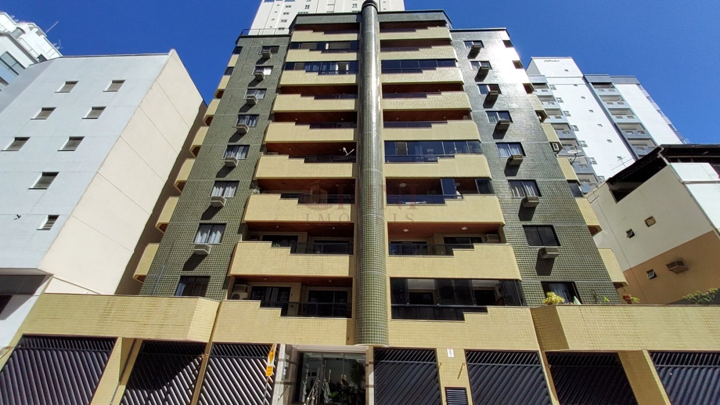 APARTAMENTO TRES DOMITORIOS NO CENTRO 