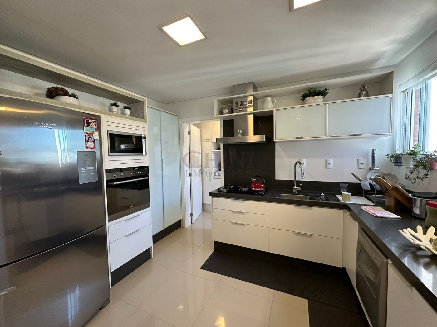 APARTAMENTO 01 SUITE + 02 DEMI SUITES 02 VAGAS PRIVATIVAS MOBILIADO